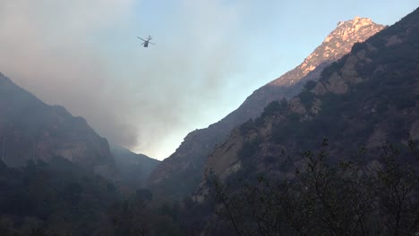 Ein-Helikopter-Lässt-Wassertropfen-Während-Des-Woolsey-Feuers-In-Der-Nähe-Von-Malibu-Kalifornien