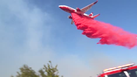 Ein-Lufttankflugzeug-Lässt-Ein-Rosa-Phoschek-Feuerschutzmittel-über-Einem-Lauffeuer-Fallen,-Das-In-Den-Hügeln-über-Südkalifornien-Brennt-1