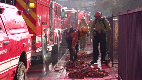 Los-Bomberos-Limpian-Después-Del-Incendio-Fácil-Incendios-Forestales-En-Las-Colinas-Del-Sur-De-California