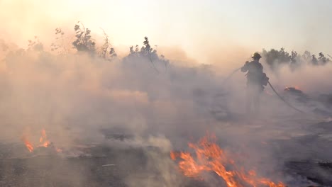 Bodenfeuer-Brennt,-Während-Feuerwehrleute-Eine-Brennende-Struktur-Während-Der-Waldbrandkatastrophe-In-Den-Hügeln-In-Der-Nähe-Des-Simi-Valley-In-Südkalifornien-Bekämpfen