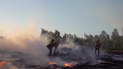 Bodenfeuer-Brennt,-Während-Feuerwehrleute-Eine-Brennende-Struktur-Während-Der-Waldbrandkatastrophe-In-Den-Hügeln-In-Der-Nähe-Des-Simi-Valley-In-Südkalifornien-Bekämpfen-1