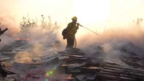 Bodenfeuer-Brennt,-Während-Feuerwehrleute-Eine-Brennende-Struktur-Während-Der-Waldbrandkatastrophe-In-Den-Hügeln-In-Der-Nähe-Des-Simi-Valley-In-Südkalifornien-Bekämpfen-4