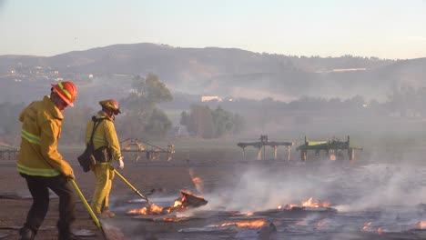 El-Fuego-De-Tierra-Arde-Mientras-Los-Bomberos-Luchan-Contra-Una-Estructura-En-Llamas-Durante-El-Desastre-De-Incendios-Forestales-De-Easy-Fire-En-Las-Colinas-Cerca-De-Simi-Valley,-En-El-Sur-De-California-6