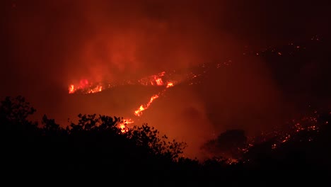 Das-Höhlenfeuer-Lauffeuer-Brennt-Nachts-Und-Verzehrt-Hektar-Busch-In-Den-Hügeln-über-Santa-Barbara,-Kalifornien-1
