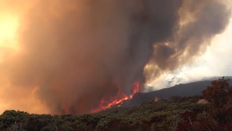 Ein-Riesiges-Und-Sich-Schnell-Bewegendes-Wildfresser-Brennt-Als-Riesiges-Buschfeuer-Auf-Den-Hügeln-Südkaliforniens-Während-Des-Höhlenfeuers-In-Santa-Barbara