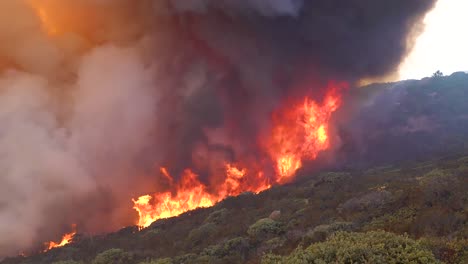 Ein-Riesiges-Und-Sich-Schnell-Bewegendes-Wildfresser-Brennt-Als-Riesiges-Buschfeuer-Auf-Den-Hügeln-Südkaliforniens-Während-Des-Höhlenfeuers-In-Santa-Barbara-1