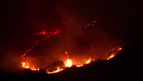 Nachtaufnahmen,-Als-Das-Höhlenfeuer-In-Der-Nähe-Von-Santa-Barbara,-Kalifornien,-Riesige-Hektar-Südkalifornischer-Hügel-Verbrennt-1