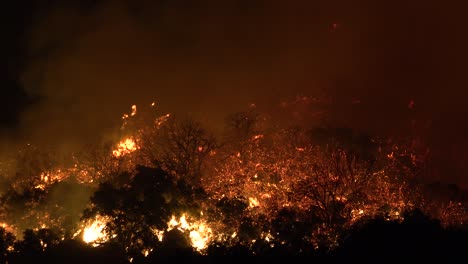 Nachtaufnahmen,-Als-Das-Höhlenfeuer-In-Der-Nähe-Von-Santa-Barbara,-Kalifornien,-Riesige-Hektar-Südkalifornischer-Hügel-Verbrennt-2