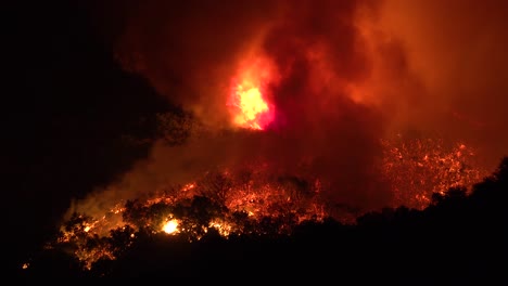 Nachtaufnahmen,-Als-Das-Höhlenfeuer-In-Der-Nähe-Von-Santa-Barbara,-Kalifornien,-Riesige-Hektar-Südkalifornischer-Hügel-Verbrennt-3