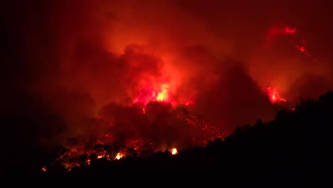 Nachtaufnahmen,-Als-Das-Höhlenfeuer-In-Der-Nähe-Von-Santa-Barbara,-Kalifornien,-Riesige-Hektar-Südlicher-Hügel-In-Kalifornien-Verbrennt-4