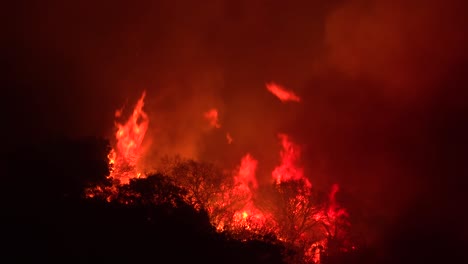Riesige-Flammen-Steigen-Nachts-Auf,-Als-Das-Höhlenfeuer-In-Der-Nähe-Von-Santa-Barbara,-Kalifornien,-Riesige-Hektar-Südlicher-Hügel-In-Kalifornien-Verbrennt