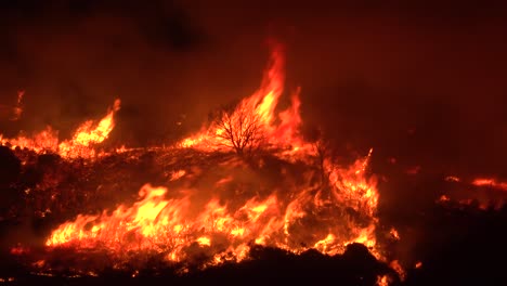 Riesige-Flammen-Steigen-Nachts-Auf,-Als-Das-Höhlenfeuer-In-Der-Nähe-Von-Santa-Barbara,-Kalifornien,-Riesige-Hektar-Südlicher-Hügel-In-Kalifornien-Verbrennt-1