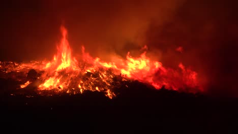 Riesige-Flammen-Steigen-Nachts-Auf,-Als-Das-Höhlenfeuer-In-Der-Nähe-Von-Santa-Barbara,-Kalifornien,-Riesige-Hektar-Südlicher-Hügel-In-Kalifornien-Verbrennt-2