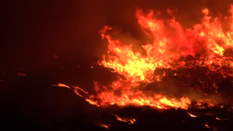 Riesige-Flammen-Steigen-Nachts-Auf,-Als-Das-Höhlenfeuer-In-Der-Nähe-Von-Santa-Barbara,-Kalifornien,-Riesige-Hektar-Südlicher-Hügel-In-Kalifornien-Verbrennt-3