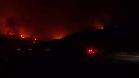 Imágenes-Nocturnas-De-Vehículos-De-Emergencia-Que-Respondieron-Al-Incendio-De-La-Cueva-Cerca-De-Santa-Bárbara,-California
