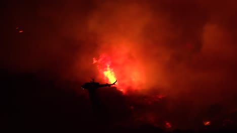 Ein-Helikopter-Macht-Nachts-Einen-Dramatischen-Wassertropfen-Als-Reaktion-Auf-Das-Höhlenfeuer-In-Der-Nähe-Von-Santa-Barbara,-Kalifornien