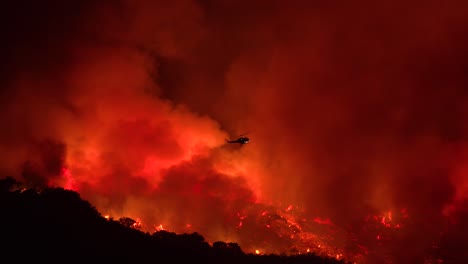 Ein-Hubschrauber-Macht-Nachts-Einen-Dramatischen-Wassertropfen,-Der-Auf-Das-Höhlenfeuer-In-Der-Nähe-Von-Santa-Barbara,-Kalifornien,-Reagiert-1