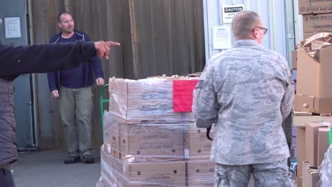 Soldados-Del-Ejército-Estadounidense-Distribuyen-Alimentos-En-Un-Banco-De-Alimentos-De-Santa-Bárbara,-California,-Durante-El-Brote-Del-Virus-Corona-Covid19,-Brote-Pandémico-De-Emergencia,-Escasez-De-Alimentos