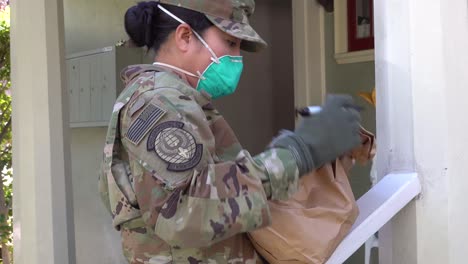 US-Armeesoldaten-Verteilen-Lebensmittel-In-Santa-Barbara,-Kalifornien,-Während-Des-Ausbruchs-Des-Covid19-Coronavirus-Notfall-Pandemie-Ausbruchs-Lebensmittelknappheit-3