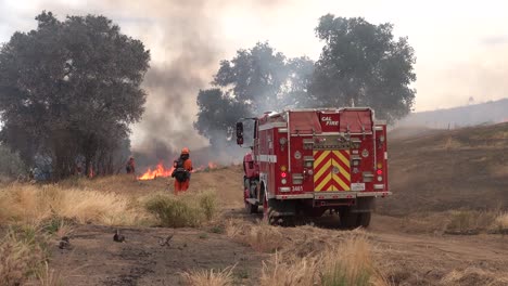 Un-Incendio-Forestal-Prescrito-Controlado-Es-Supervisado-Por-Un-Bombero-En-Un-área-Silvestre-En-El-Condado-De-Santa-Bárbara,-California-1