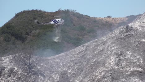 Hubschrauber-Wassertropfen-Und-Feuerwehrleute-Wischen-Auf,-Nachdem-Ein-Buschfeuer-Einen-Hügel-In-Der-Nähe-Der-Hollister-Ranch-In-Santa-Barbara,-Kalifornien,-Verbrennt-1