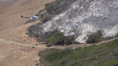 Hubschrauber-Wassertropfen-Und-Feuerwehrleute-Wischen-Auf,-Nachdem-Ein-Buschfeuer-Einen-Hügel-In-Der-Nähe-Der-Hollister-Ranch-In-Santa-Barbara,-Kalifornien,-Verbrennt-2