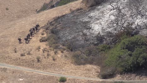 Feuerwehrleute-Wischen-Auf,-Nachdem-Ein-Buschfeuer-Einen-Hügel-In-Der-Nähe-Der-Hollister-Ranch-In-Santa-Barbara,-Kalifornien,-Verbrennt-5