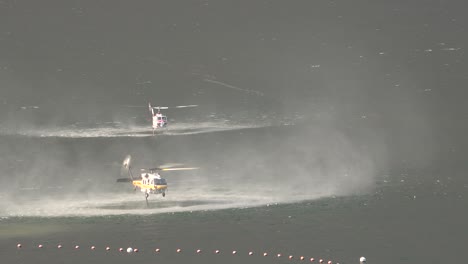 Relleno-De-Helicópteros-Gota-De-Agua-Después-De-Un-Incendio-De-Holser-Brushfire-Quema-Una-Ladera-Cerca-Del-Lago-Piru,-California-2