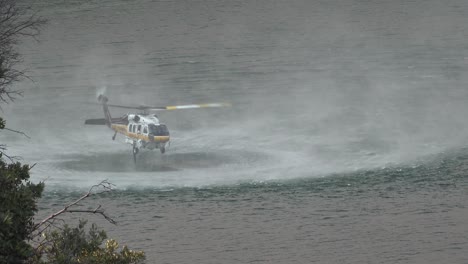Hubschrauber,-Der-Wassertropfen-Nachfüllt,-Nachdem-Ein-Buschfeuer-Holser-Feuer-Einen-Hügel-In-Der-Nähe-Des-Piru-Sees-In-Kalifornien-Verbrennt-3