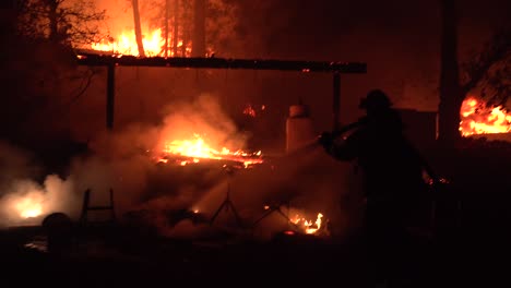 Nachtfeuerwehrleute-Brandbekämpfung-Während-Des-Blitzkomplexfeuers-In-Den-Bergen-Von-Santa-Cruz-Kalifornien