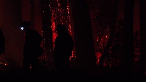 Noche-De-Bomberos-Extinción-De-Incendios-Durante-El-Incendio-Del-Complejo-Relámpago-En-Las-Montañas-De-Santa-Cruz,-California-1