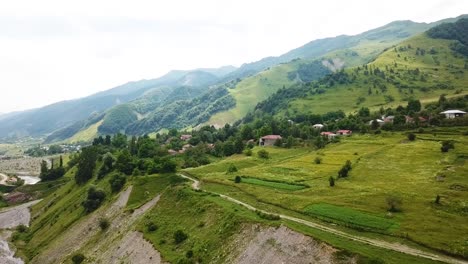 Antenne-über-Einem-Dorf-Auf-Dem-Land-Der-Republik-Georgien-1