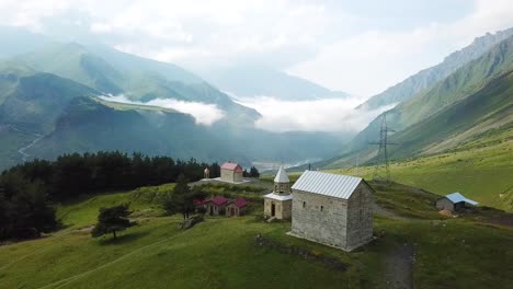 Antena-De-La-Iglesia-Y-Profundos-Cañones-En-El-Campo-De-La-República-De-Georgia-2