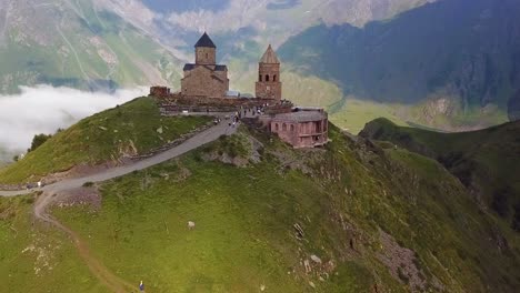Vista-Aérea-Approaching-The-Gergeti-Monastery-And-Church-Overlooking-The-Caucasus-Mountains-In-The-Republic-Of-Georgia-1