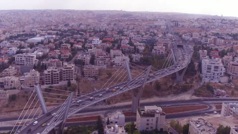 Hohe-Antenne-über-Der-Stadt-Amman-Jordanien-Und-Abdoun-Brücke-Mit-Fahrzeugverkehr