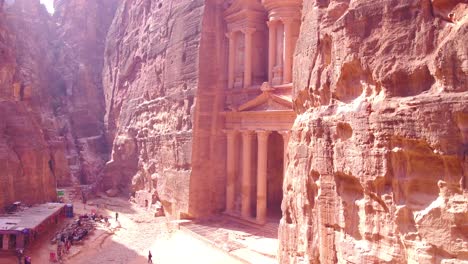 Hermosa-Antena-Del-Edificio-Del-Tesoro-En-Petra,-Jordania