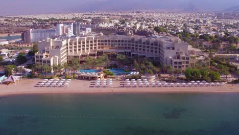 Luftaufnahme-über-Der-Stadt-Aqaba-Jordanien-Mit-Großen-Hotels-Und-Stränden