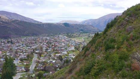 Antenne-über-Einem-Tal-In-Neuseeland-Mit-Einer-Kleinen-Stadt--Oder-Dorfentfernung