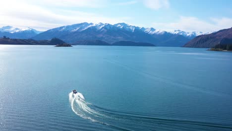 Antena-Sobre-Un-Esquiador-Acuático-Esquí-Acuático-En-El-Lago-Wakatipu-En-La-Isla-Sur-De-Nueva-Zelanda
