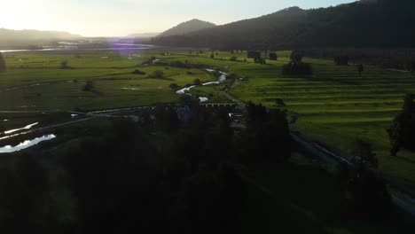 Luftaufnahme-Eines-Grünen-Tals-Von-Farmen-Und-Ackerland-Auf-Der-Südinsel-Von-Neuseeland-Hochkippen