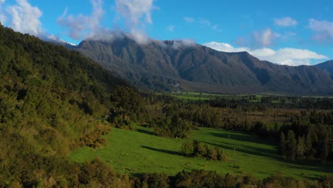 Antena-Sobre-Montañas-Y-Praderas-En-La-Isla-Sur-De-Nueva-Zelanda