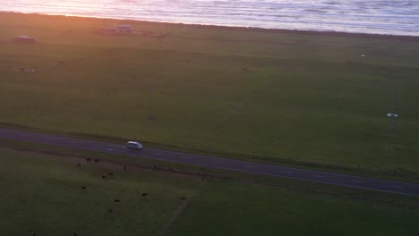 Antenne-über-Einem-Auto,-Das-Entlang-Eines-Sees-Oder-Einer-Küstenlinie-Auf-Der-Südinsel-Von-Neuseeland-Fährt