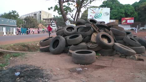 Los-Neumáticos-Usados-Viejos-Son-Arrojados-Al-Lado-De-La-Carretera-En-Bissau-En-Guineabissau,-África-Occidental-1