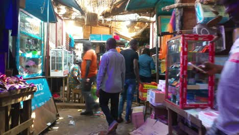 Pov-Shot-Caminando-Por-Los-Concurridos-Puestos-Del-Mercado-En-Bissau-En-Guineabissau,-África-Occidental-1