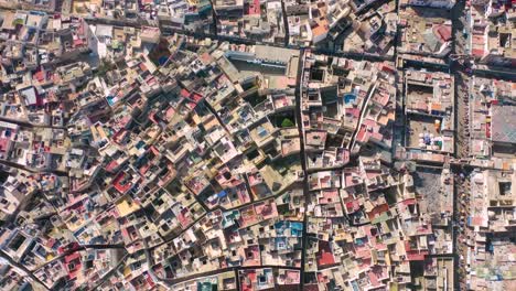 Schöne-Bunte-Top-Down-Antenne-über-Der-Antiken-Stadt-Essaouira-Marokko-Mit-Wällen-Und-Medina-2