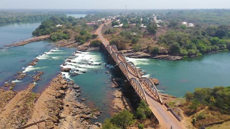 Antena-Sobre-El-Puente-De-Saltinho-Sobre-El-Río-Corumbal-En-Guineabissau,-África-Occidental-3