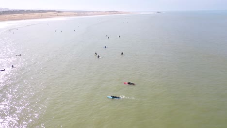 Luft-über-Surfer,-Die-Wellen-Genießen-Und-Vor-Der-Küste-Von-Essaouira-Marokko-Surfen-4