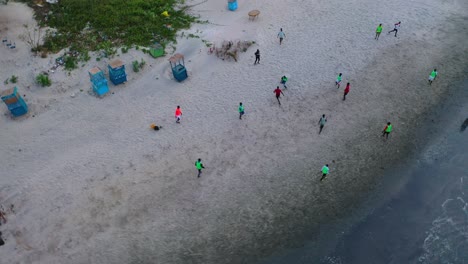 Antenne-über-Menschen,-Die-Fußball-Am-Strand-Von-Bakau-Gambia-Westafrika-Spielen-1