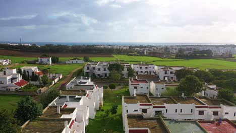 Antena-Sobre-Residencias-A-Lo-Largo-De-La-Costa-Norte-De-Marruecos.