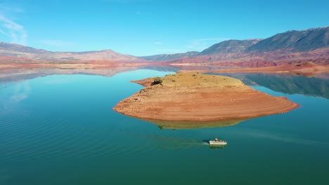 Antenne-über-Ponton-Touristenboot-Am-See-Bin-El-Ouidane-Marokko-3